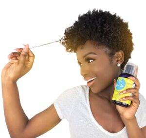 Plaukų augimą skatinatys vitaminai Curls Blissful Lenghts garbanotos moters rankose